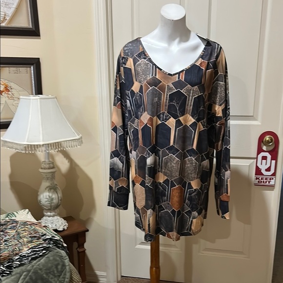 Chic Geometric Long Sleeve Tunic in Black and Tan. NWT. XL - Picture 1 of 8